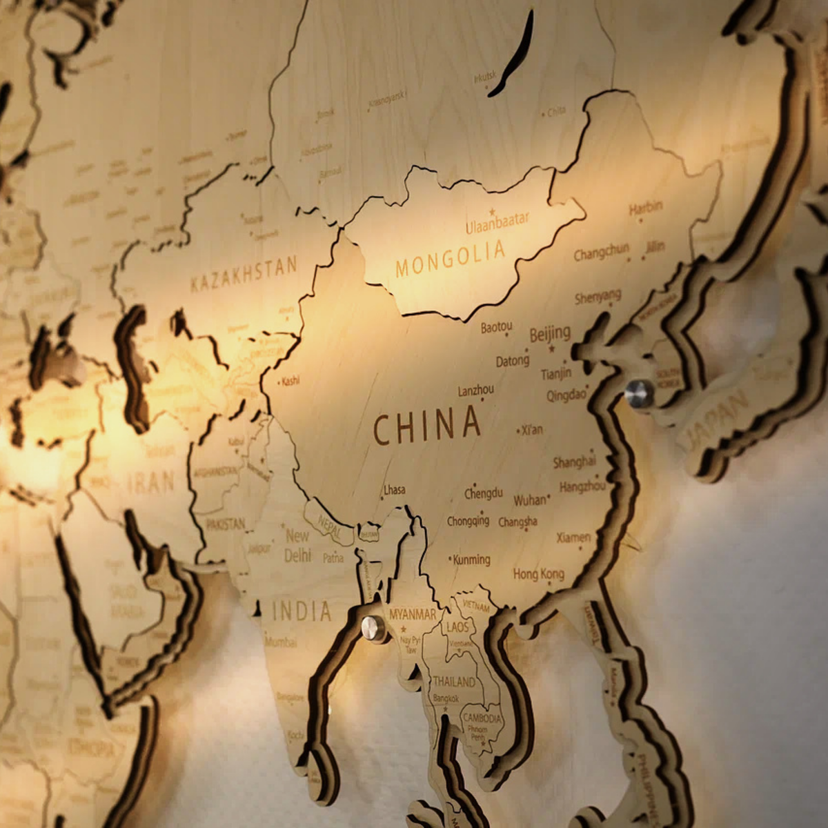 Drewniana mapa świata LED – Naturalna