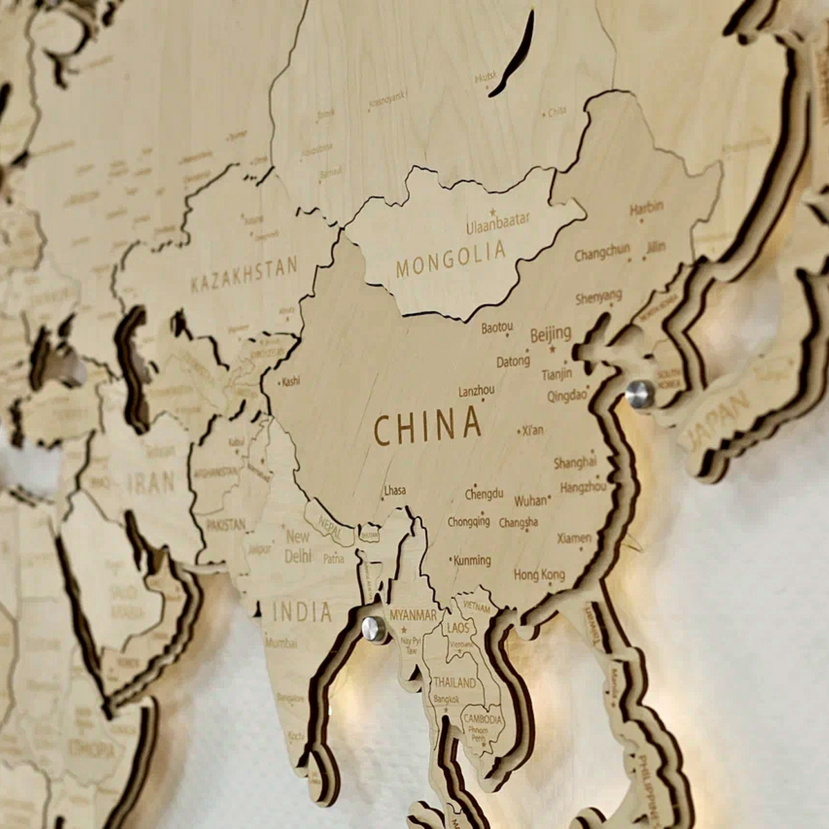 Drewniana mapa świata LED – Naturalna