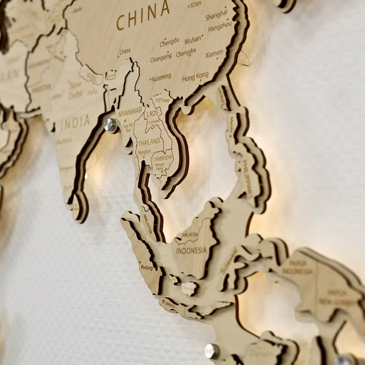 Drewniana mapa świata LED – Naturalna