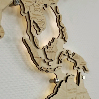 Drewniana mapa świata LED – Naturalna