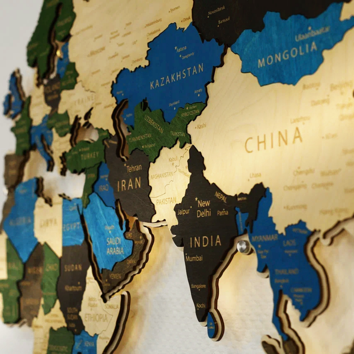Drewniana mapa świata LED – Wielokolorowa