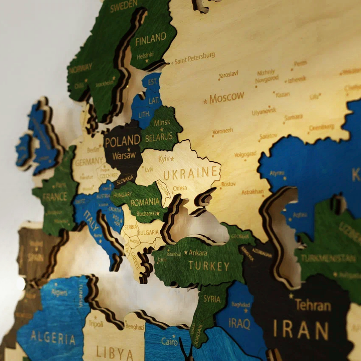 Drewniana mapa świata LED – Wielokolorowa