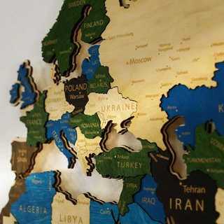 Drewniana mapa świata LED – Wielokolorowa
