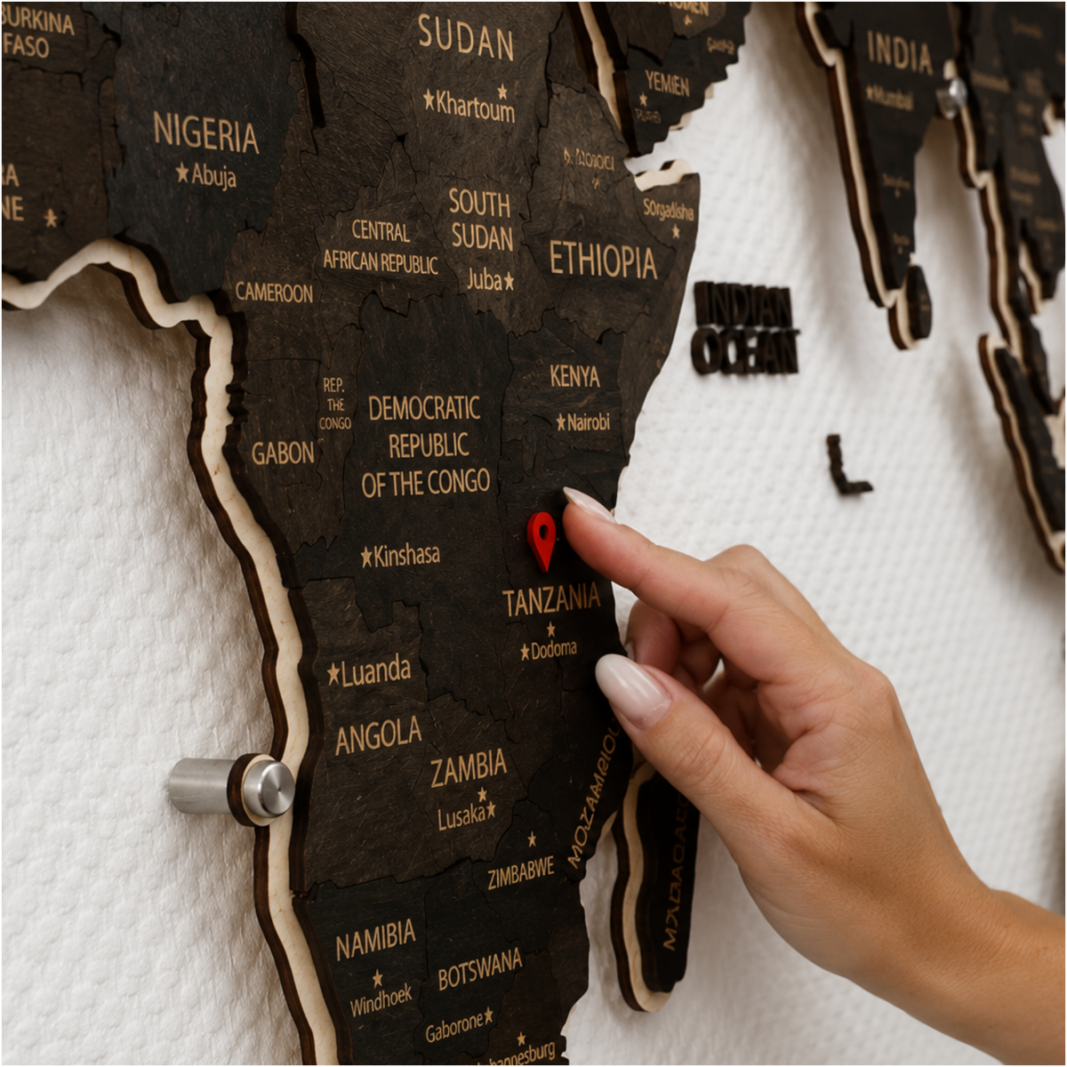 Drewniana Mapa Świata LED – Wenge